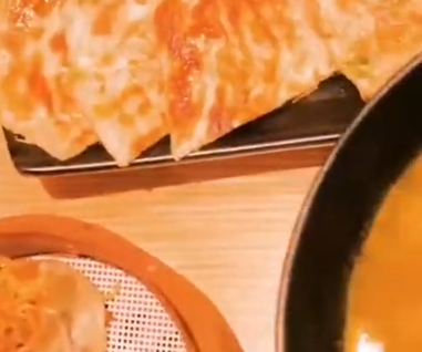 好吃的龍蝦藏不??！百萬粉絲大v美女也來吃我們家小龍蝦餛飩啦